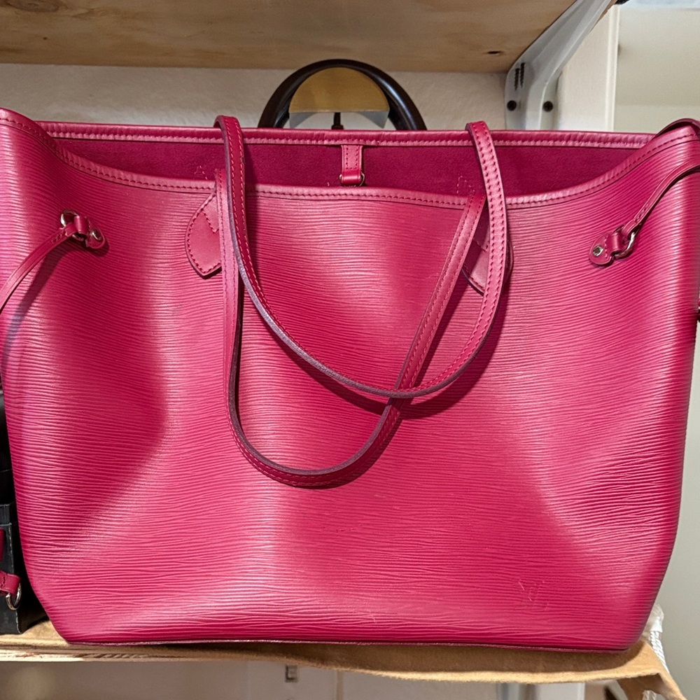LV EPI LEATHER MM NEVERFUL